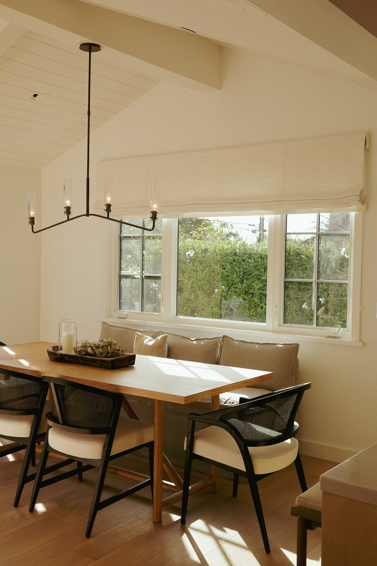Dining room and chandelier at El Monte
