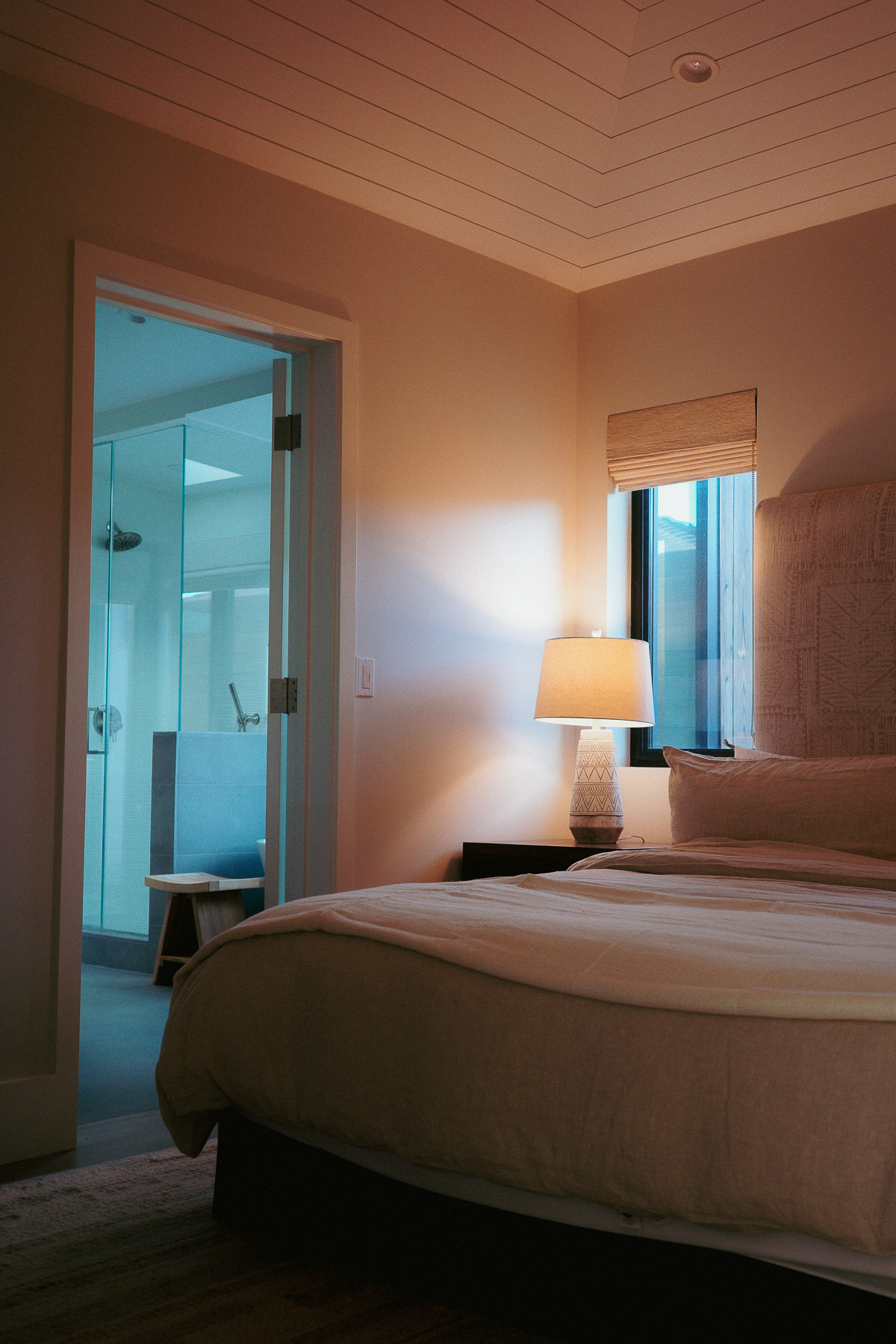 Bedroom lamplight
